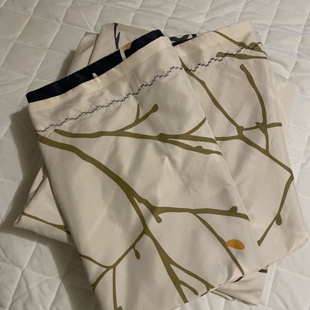 Cream and Black Duvet Cover with Nature-Inspired Design